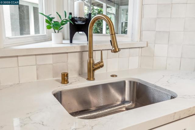 5810 Estates Dr, Oakland CA: https://media.crmls.org/mediaz/b1dc2002-b688-42d6-bd96-95b3fd6689f1.jpg