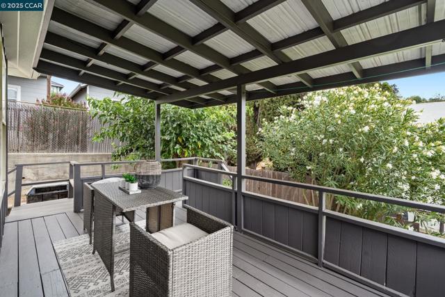 466 Clark St, Crockett CA: https://media.crmls.org/mediaz/b1dc4128-0250-4297-b2e2-9bbeabb2bacf.jpg