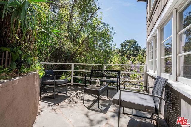 10306 Seabury Lane, Los Angeles CA: https://media.crmls.org/mediaz/b1dc957e-4ca6-453f-a82d-21894e59187d.jpg