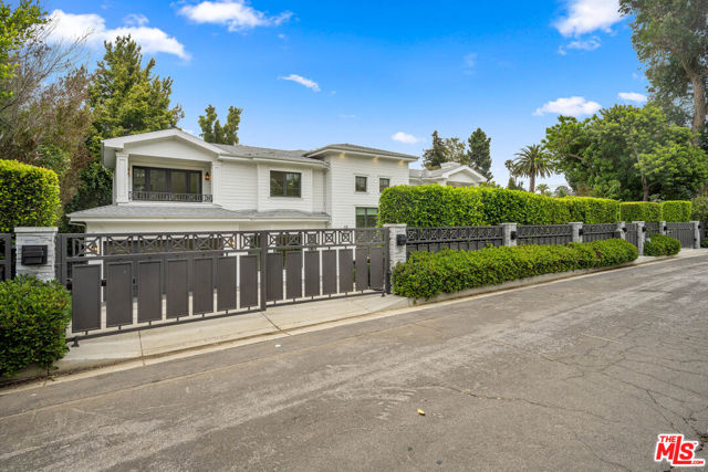 126 N Canyon View Drive, Los Angeles CA: https://media.crmls.org/mediaz/b1dcedcf-e626-4fd0-b3b6-0b29d8db6e98.jpg