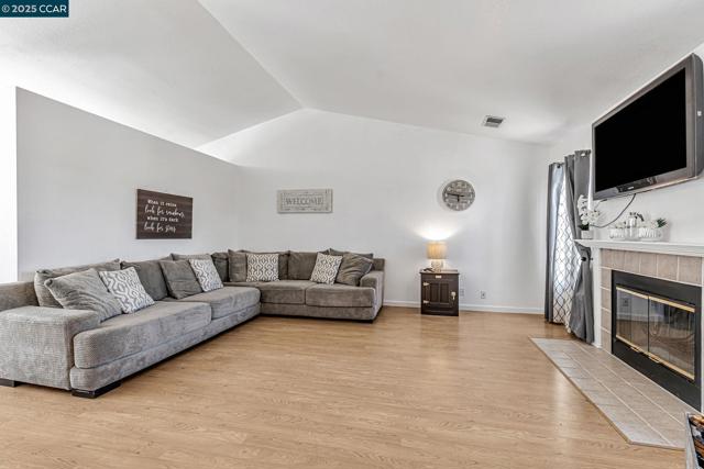 1771 Schooner Way, Pittsburg CA: https://media.crmls.org/mediaz/b1dd5b4e-9250-46d7-8a88-b59b97347cc6.jpg
