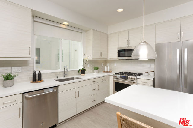 6067 W Studio Court, Los Angeles CA: https://media.crmls.org/mediaz/b1dd6fb9-5721-4a37-b05f-a87c3aaceb0f.jpg