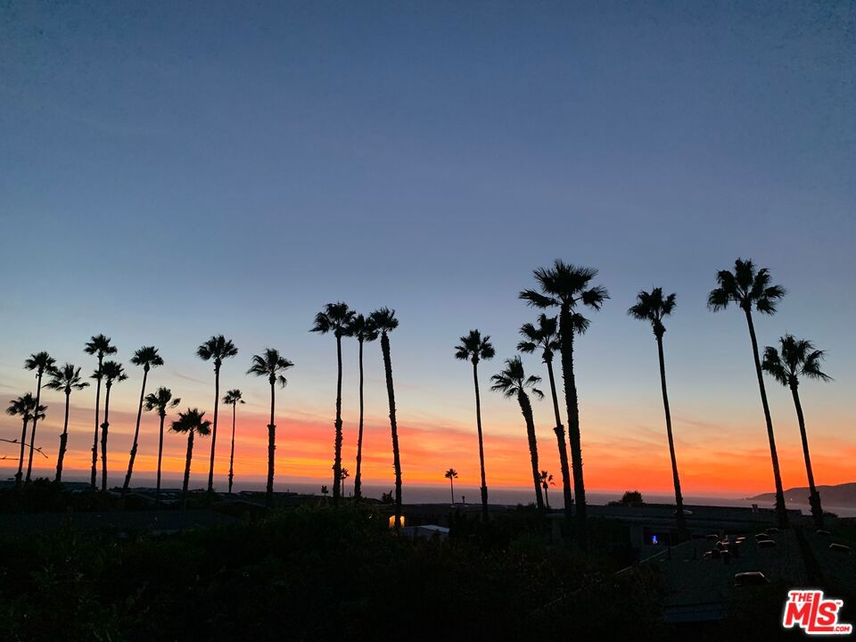 https://media.crmls.org/mediaz/b1dd80c1-5a71-4bf0-af69-afb4f477cb36.jpg?preset=X-Large