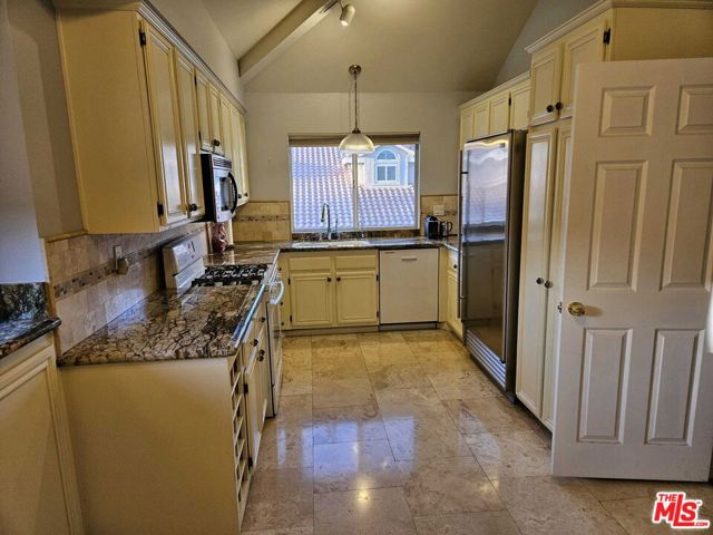 290 Ridgeton Lane, Simi Valley CA: https://media.crmls.org/mediaz/b1de429d-5604-4200-8d44-6b34e36b837a.jpg