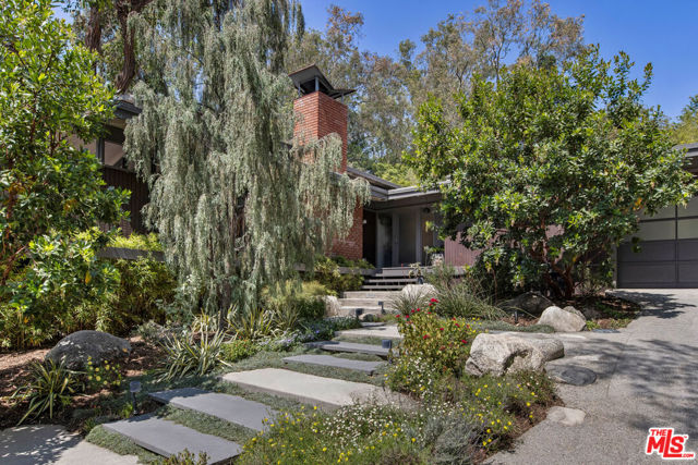 1030 Canon Drive, San Marino CA: https://media.crmls.org/mediaz/b1de6549-7643-497a-a99b-837ac754dcc0.jpg