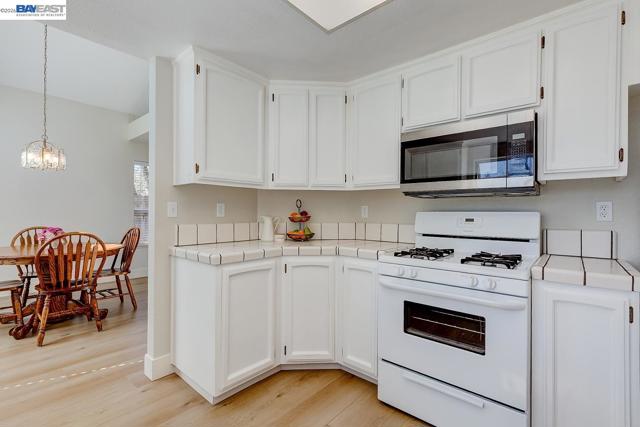 8524 Oak Harbour Ct, Fair Oaks CA: https://media.crmls.org/mediaz/b1deecd3-3d6e-4a6d-9822-2c2f1b01d8f0.jpg