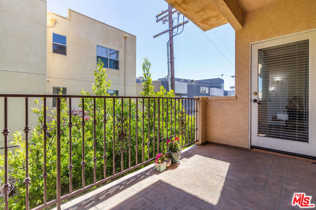 5132 Maplewood Avenue, Los Angeles CA: https://media.crmls.org/mediaz/b1df630c-760f-4f12-abbc-f3c98c0d1b64.jpg