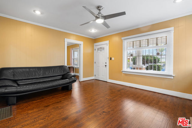 3941 2nd Avenue, Los Angeles CA: https://media.crmls.org/mediaz/b1dfe186-30ca-4807-8101-1e53b4f8451a.jpg