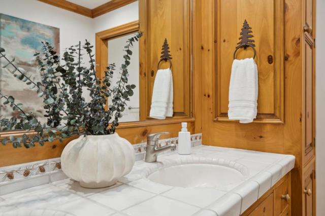 655 Berry Avenue, Los Altos CA: https://media.crmls.org/mediaz/b1dff05d-8a1d-4111-af9a-069fa522df2a.jpg
