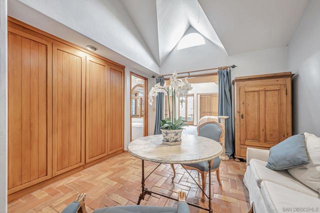 2210 Avenida De La Playa, La Jolla CA: https://media.crmls.org/mediaz/b1e0a411-a41b-43c4-a7ed-a4893e66b3f1.jpg
