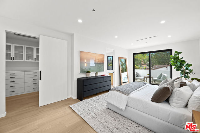 2631 Castle Heights Place, Los Angeles CA: https://media.crmls.org/mediaz/b1e10f34-008f-4b32-a4db-4e25fa25774f.jpg