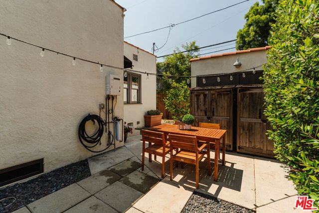 5966 Airdrome Street, Los Angeles CA: https://media.crmls.org/mediaz/b1e2bca4-b6f5-4629-9937-4748a9a5eda6.jpg