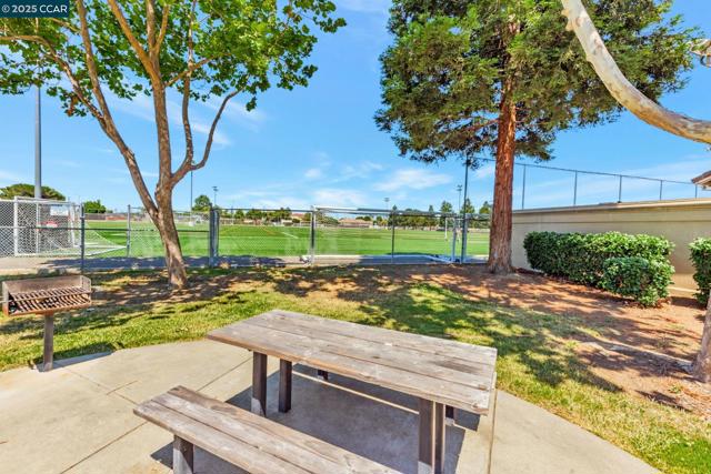 237 Dutra Vernaci Dr, Union City CA: https://media.crmls.org/mediaz/b1e3e288-5550-4256-98b0-dd0151a2777d.jpg