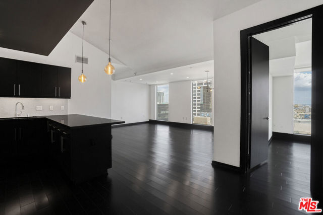 655 S Hope Street, Los Angeles CA: https://media.crmls.org/mediaz/b1e485e4-c2e0-40e8-ac06-3aad2e376f83.jpg