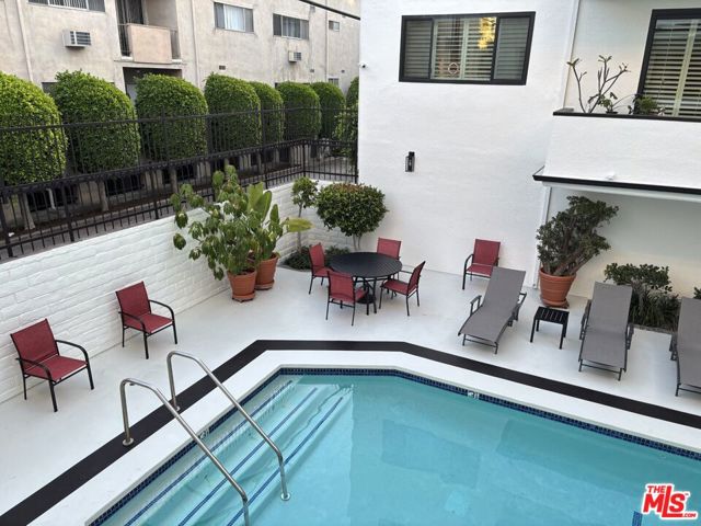 8568 Burton Way, Los Angeles CA: https://media.crmls.org/mediaz/b1e489ee-9e3e-4ede-b287-732053b61ff6.jpg