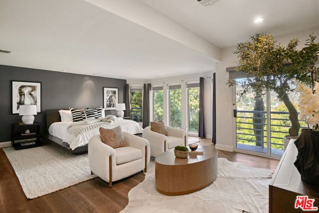 3275 N Knoll Drive, Los Angeles CA: https://media.crmls.org/mediaz/b1e4c3ce-c0f7-4398-8589-e1654809f014.jpg