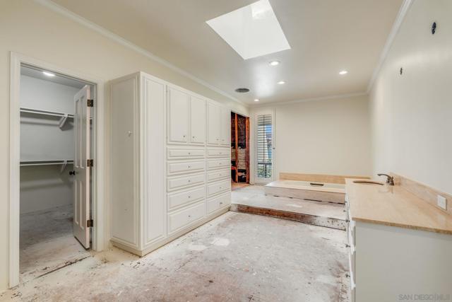 3013 Woodford Dr, La Jolla CA: https://media.crmls.org/mediaz/b1e4ef93-51c1-4f96-9462-2c3c2102f165.jpg