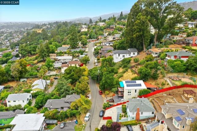 7968 Michigan Ave, Oakland CA: https://media.crmls.org/mediaz/b1e5bfd7-a474-4053-94f6-36cd2a94cf74.jpg