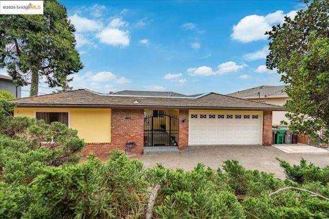 11772 Cranford Way, Oakland CA: https://media.crmls.org/mediaz/b1e620e6-a4fc-4b5d-bcdb-229aa2fc685d.jpg