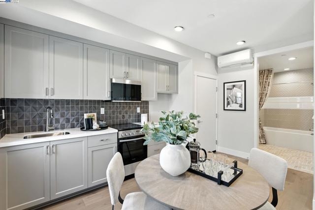 1670 Larkspur Street, Alameda CA: https://media.crmls.org/mediaz/b1e69cc7-5aea-4575-b352-832b205e581f.jpg