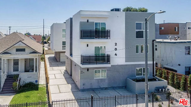 204 E 29th Street, Los Angeles CA: https://media.crmls.org/mediaz/b1e69e28-76ef-4d7a-8689-ba48f3a974b2.jpg