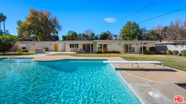 6228 Sale Avenue, Woodland Hills CA: https://media.crmls.org/mediaz/b1e7a546-cdc4-4d65-b721-65115257e8bf.jpg