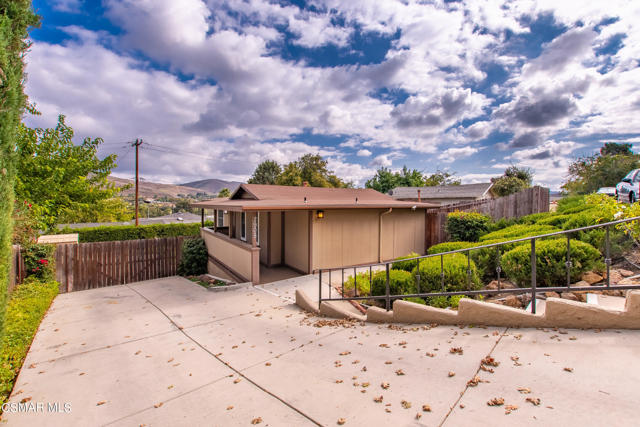 2905 Foothill Drive, Westlake Village CA: https://media.crmls.org/mediaz/b1e7f8a9-ceff-4f79-9157-54ea37fc94d5.jpg
