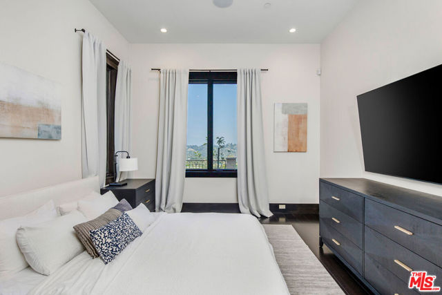 2175 Summitridge Drive, Beverly Hills CA: https://media.crmls.org/mediaz/b1e81645-fb9f-4e7a-98d3-072efcccc9c0.jpg