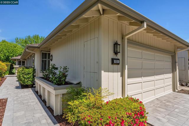 1934 Saint George Rd, Danville CA: https://media.crmls.org/mediaz/b1e8438f-7409-4316-a9a0-c88d3b5b34ba.jpg