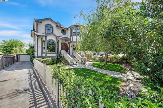 141 Ray St, Pleasanton CA: https://media.crmls.org/mediaz/b1e8726a-fac1-4b5f-acac-b3f71de66477.jpg