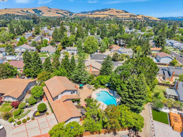 216 Salamanca Ct, San Ramon CA: https://media.crmls.org/mediaz/b1e8ba9a-0893-4fcd-b388-f3705da0bb62.jpg