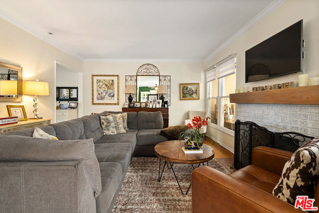 11419 Francis Place, Los Angeles CA: https://media.crmls.org/mediaz/b1e8c445-3168-4234-93ef-5364523daea1.jpg