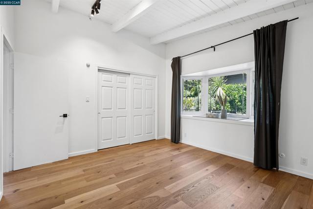 5915 ALHAMBRA AVE, Oakland CA: https://media.crmls.org/mediaz/b1e8d663-9c6b-414c-8280-5d8aa42cb32d.jpg