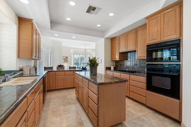 47380 Via Cordova, La Quinta CA: https://media.crmls.org/mediaz/b1e98ed1-253c-4501-9776-6d3824e1e896.jpg