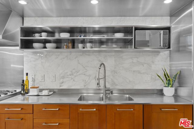 4080 Glencoe Avenue, Marina del Rey CA: https://media.crmls.org/mediaz/b1e9dd30-dae3-48e9-9d9f-83c8d548c997.jpg