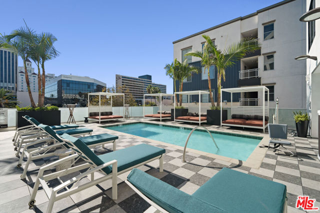250 E Broadway, Long Beach CA: https://media.crmls.org/mediaz/b1ea0884-6ecf-4c84-b7ef-c8d5fda3ea36.jpg