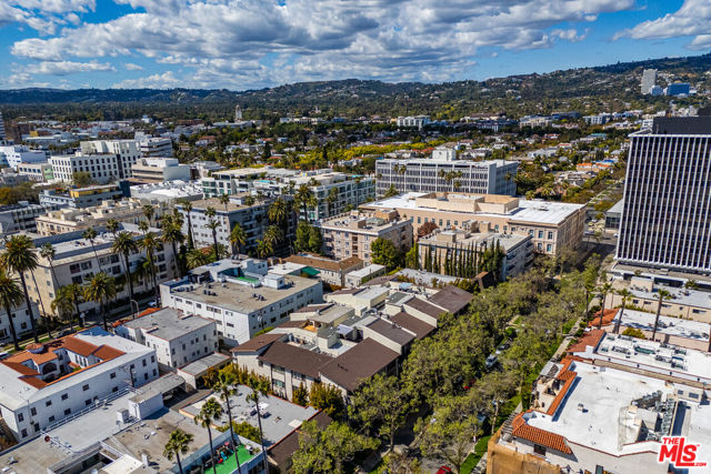 133 S Oakhurst Drive, Beverly Hills CA: https://media.crmls.org/mediaz/b1ea62c9-6134-436d-b372-15dde3d0adaa.jpg