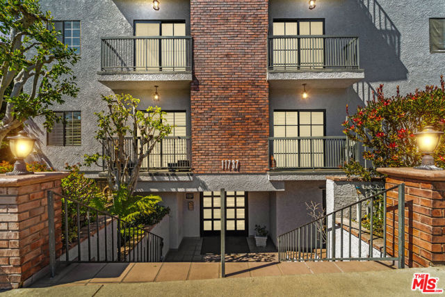 11737 Darlington Avenue, Los Angeles CA: https://media.crmls.org/mediaz/b1eb2af5-68f2-4276-b64b-70d71f1b16b3.jpg