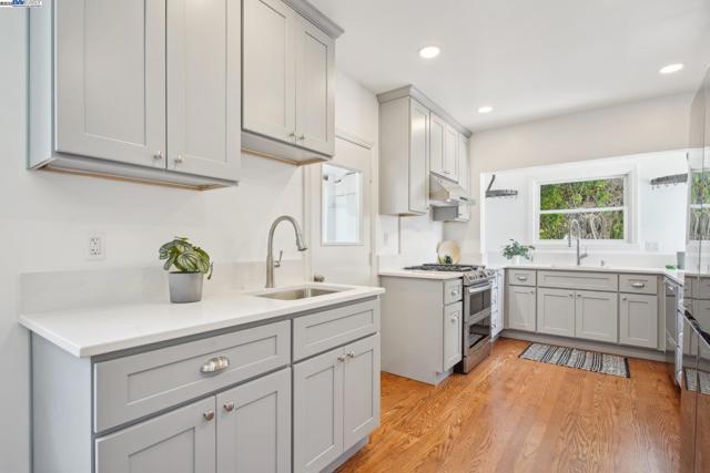 400 Paloma Ave, Pacifica CA: https://media.crmls.org/mediaz/b1ebc904-bfd6-418b-9fe4-fa7db8667c04.jpg