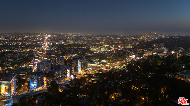 8527 Hedges Way, Los Angeles CA: https://media.crmls.org/mediaz/b1ebeaa5-2a4a-4f34-a55e-00718839bace.jpg