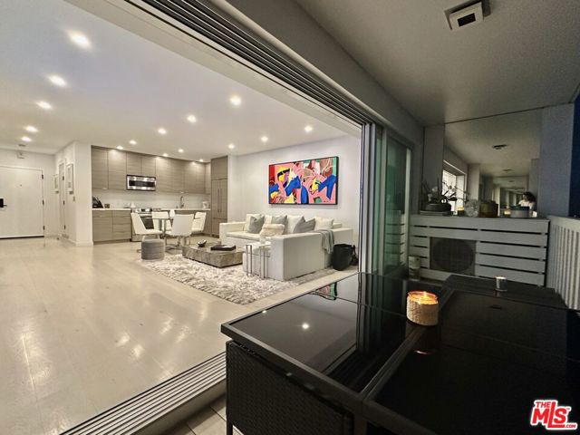 999 N Doheny Drive, West Hollywood CA: https://media.crmls.org/mediaz/b1ec56e9-8049-4189-bc36-154f363048a4.jpg