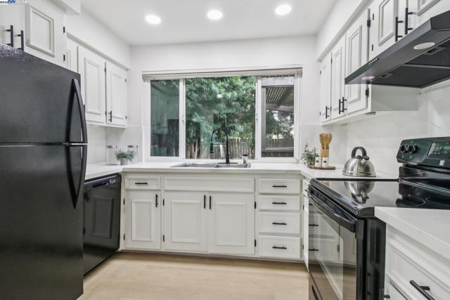 16045 Via Cordoba, San Lorenzo CA: https://media.crmls.org/mediaz/b1eccc73-6f1e-4539-8fc7-a4747335d44f.jpg