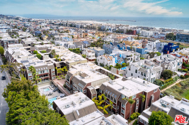4250 Via Dolce, Marina del Rey CA: https://media.crmls.org/mediaz/b1ed7512-5e26-4081-82f4-c7e19b2a9f02.jpg