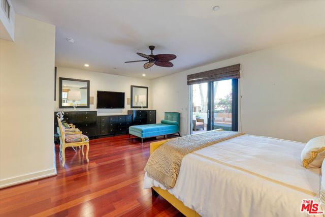 130 N Swall Drive, Beverly Hills CA: https://media.crmls.org/mediaz/b1edbf39-c6a8-4a8d-a503-40a8be7976af.jpg