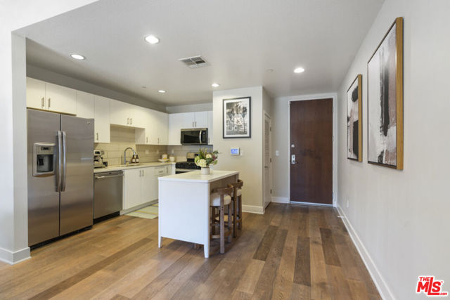 13337 Beach Avenue, Marina del Rey CA: https://media.crmls.org/mediaz/b1ee8f15-15ab-4b61-96a3-ee8062d77d28.jpg