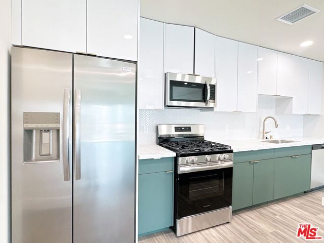 1037 Dewey Avenue, Los Angeles CA: https://media.crmls.org/mediaz/b1eec69f-fa01-4443-a925-537de5b2dd67.jpg