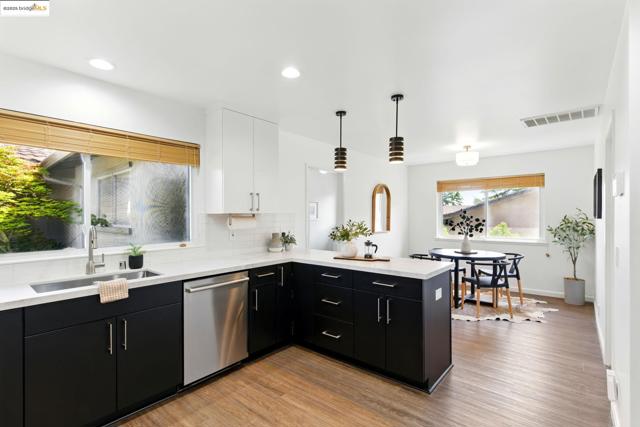 7927 Phaeton Dr, Oakland CA: https://media.crmls.org/mediaz/b1eef2b8-dae6-45a0-9fb6-33aa585ee6b0.jpg