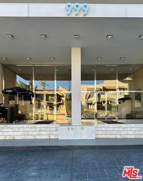 999 N Doheny Drive, West Hollywood CA: https://media.crmls.org/mediaz/b1ef17ca-5d9f-4115-8803-b71446122245.jpg