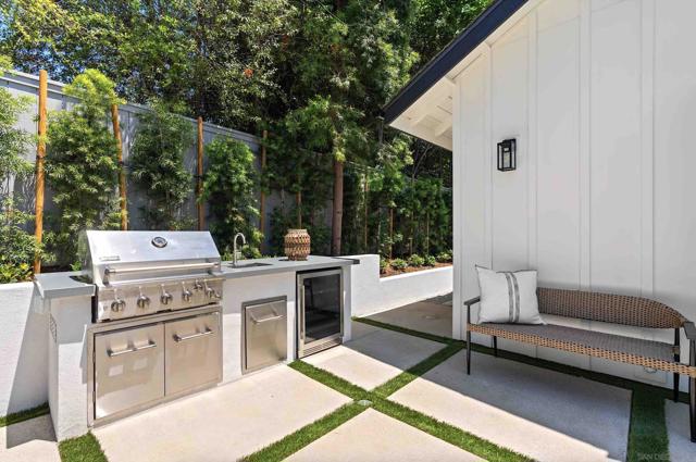 1384 Cynthia Ln, Carlsbad CA: https://media.crmls.org/mediaz/b1ef50d8-87f8-4665-b688-0bc422e0759e.jpg