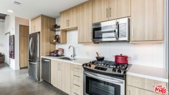 695 S Santa Fe Avenue, Los Angeles CA: https://media.crmls.org/mediaz/b1efd49b-d0df-4b28-b3e3-2f575cb98859.jpg